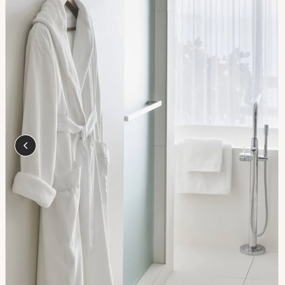 EDITION Hotel Luxury Microfiber Robe New Without Tags